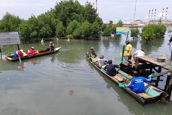  Satgas Pembersih Sampah Margasari Bantu Pulihkan Perairan