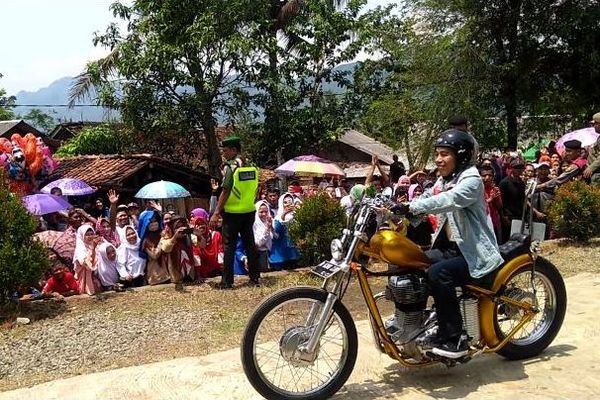  Gaya Ala \"Dilan\", Jokowi Naik Motor Chopper Emas ke Desa Citarik, Sukabumi