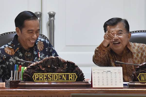 Presiden Joko Widodo (kiri) berbincang dengan Wakil Presiden Jusuf Kalla (kanan) sebelum memimpin rapat terbatas tindak lanjut kebijakan satu peta di Kantor Presiden, Jakarta, Senin (5/2)./ANTARA-Puspa Perwitasari