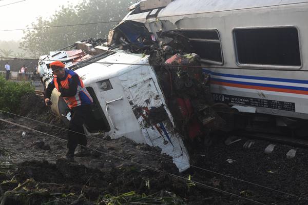  Kecelakaan KA Sancaka: Jalur KA Lintas Selatan Kembali Lancar 