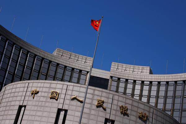 Bendera China di luar gedung People's Bankf of China./Reuters
