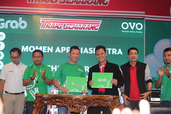  Smartfren Gandeng Grab Berikan Akses Komunikasi Pengemudi Grab Jateng