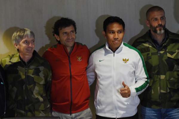 Pelatih Timnas Indonesia Luis Milla (kedua kiri) bersama dengan tiga asisten pelatih Bima Sakti Tukiman (kedua kanan), Eduardo Perez (kanan), dan Miguel Gandia/Antara-Akbar Nugroho Gumay