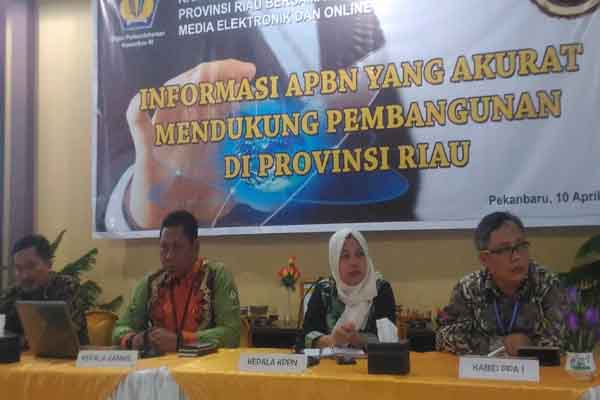 Kepala Kanwil Ditjen Perbendaharaan Riau Tri Budhianto (kedua kiri) tengah memaparkan realisasi APBN di daerah tersebut. Hingga akhir triwulan I/2018, dana DIPA sudah terealisasi sebesar 12,4% atau senilai Rp986,79 miliar dari total Rp7,97 triliun. JIBI/Bisnis/Arif Gunawan