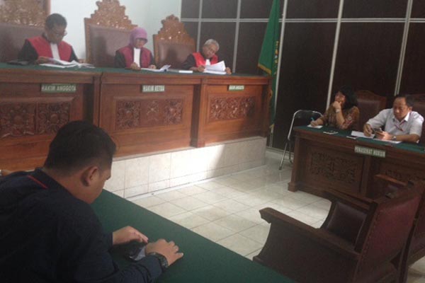 Ketua Hakim Ferry Agustina memimpin persidangan sengketa antara warga Apartemen Kalibata City dengan pihak pengelola apartemen, di Pengadilan Negeri Jakarta Selatan, Rabu (11/4/2018) sore tadi. Dalam amar keputusannya, hakim mengabulkan gugatan 13 warga Apartemen Kalibata City./Bisnjis.com-Yanuarius Viodeogo