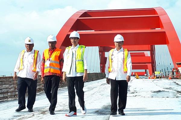  Presiden Jokowi Meninjau Proyek Jembatan Holtekamp Papua