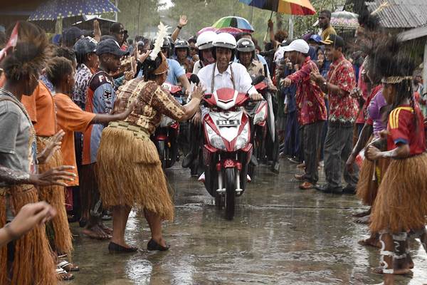  Tembus Hujan, Jokowi dan Ibu Iriana Berboncengan Motor ke Asmat