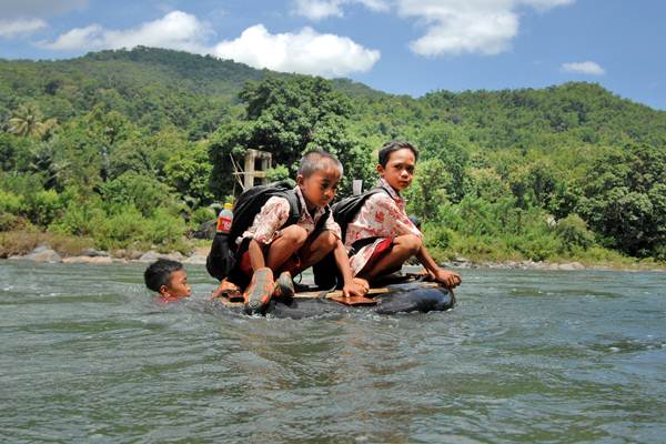  Demi Sekolah, Siswa SD Ini Terjang Arus Sungai