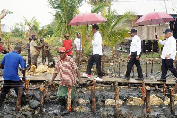  Presiden Jokowi Tinjau Program Padat Karya Tunai di Sorong