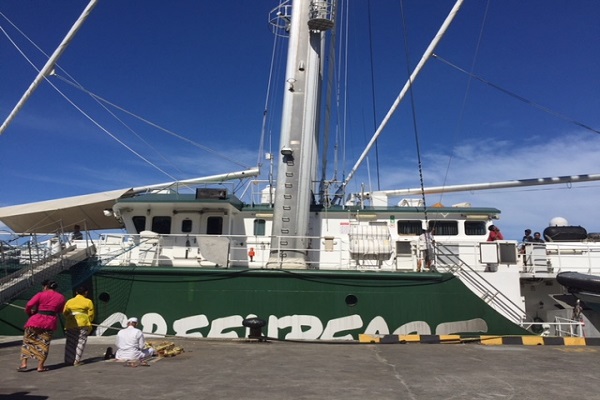  Rainbow Warrior Sandar di Benoa Tolak PLTU Celukan Bawang