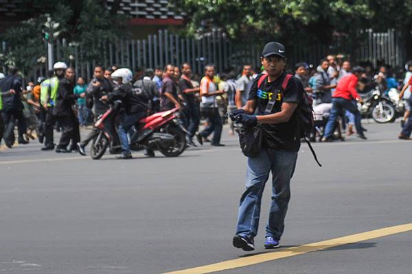 Salah satu pelaku penembakan saat aksi teror di Jalan MH Thamrin, kawasan Sarinah, Jakarta, Kamis (14/1). Sejumlah teroris melakukan penyerangan terhadap beberapa gedung dan pos polisi di kawasan tersebut yang mengakibatkan sejumlah korban tewas dan luka-luka./Antara