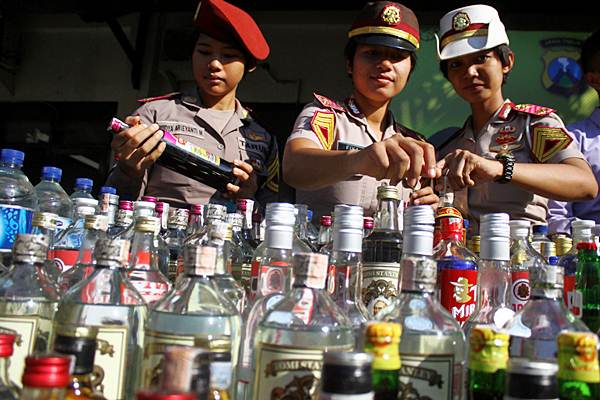  Delapan Pekerja Pabrik Miras Oplosan di Sumbar Jadi Tersangka
