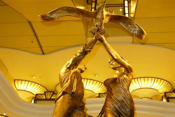  Patung Putri Diana dan Dodi Al Fayed Dipindah dari Harrods