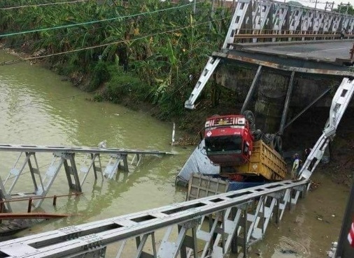  Jembatan Widang Penghubung Lamongan-Tuban Ambrol, Truk Ikut Tercebur