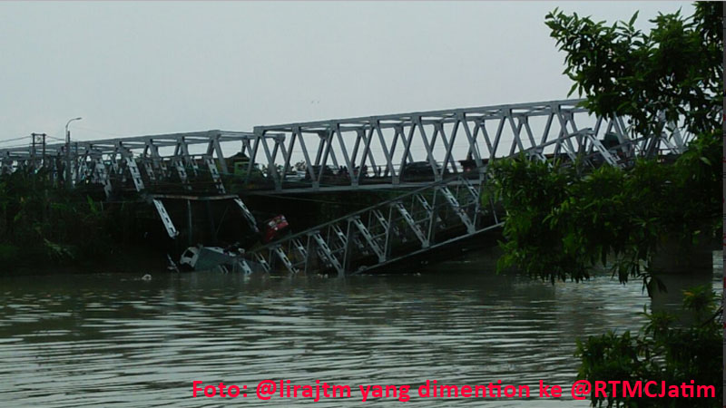  Jembatan Babat Widang Ambruk, 3 Truk dan 1 Motor Tercebur