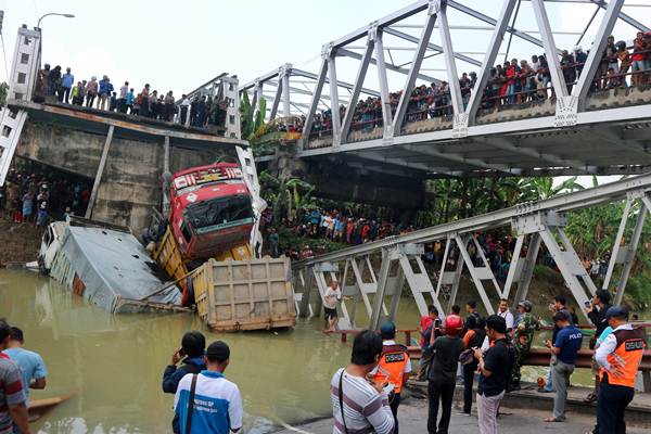  Jembatan Widang di Tuban Ambruk