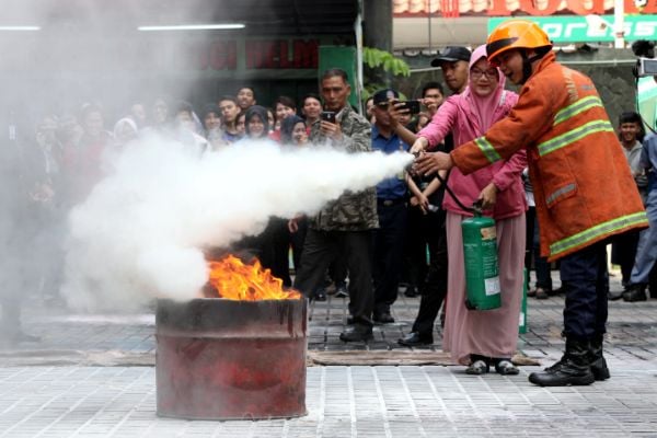  FOTO: Tingkatkan Kesiapan, Bandung Indah Plaza Gelar Latihan Evakuasi dan Penanganan Bencana