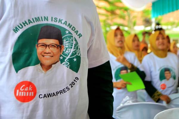 Warga Nahdliyin mengikuti deklarasi dukungan untuk Ketum PKB Muhaimin Iskandar (Cak Imin) maju di Pilpres 2019, di Pondok Pesantren Bahrul Hidayah Banyuwangi, Jawa Timur, Sabtu (17/2/2018)./ANTARA-Budi Candra Setya