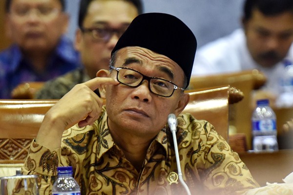  Mendikbud Muhadjir Effendy menghadiri raker dengan Komisi X DPR, di Kompleks Parlemen, Jakarta, Selasa (25/4)./Antara-Wahyu Putro A