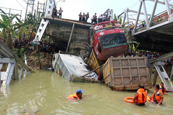  Pemprov Jatim Siapkan Material Sementara Untuk Tangani Jembatan yang Ambruk