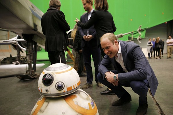 Pangeran William dan Pangeran Harry kunjungi lokasi syuting film Star Wars Episode VIII/Reuters-Adrian Dennis