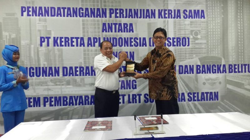 Direktur Utama Bank Sumsel Babel M. Adil (kanan) berfoto bersama Pelaksana Tugas Direktur Komersial dan Teknologi Informasi PT KAI (Persero) Apriyono W Chresnanto usai penandatanganan kerja sama di Jakarta, Kamis (19/4)./Istimewa