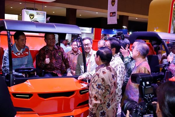 residen Joko Widodo (Jokowi) mengunjungi booth Alat Mekanis Multiguna Pedesaan (AMMDes) Kiat Mahesa Wintor setelah meresmikan dan membuka Indonesia International Motor Show (IIMS) 2018 di JIExpo Kemayoran, Kamis (19/4/2018)./Dok. Astra