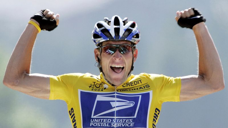 Lance Armstrong mengangkat tangannya setelah memenangkan etape ke-17 dengan rute Bourd-d'Oisans ke Le Grand Bornand dalam Tour de France, Prancis, pada Juli 2004./Reuters-Wolfgang Rattay