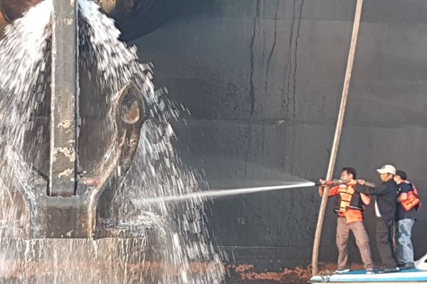  Begini Penampakan Pipa Minyak Putus di Teluk Balikpapan