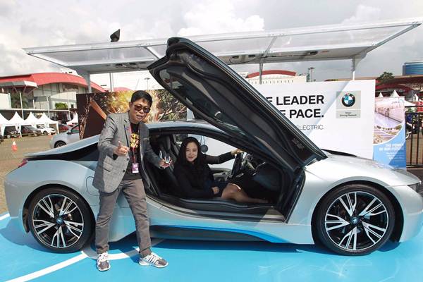  Penampilan Mobil listrik BMW i8 di IIMS 2018