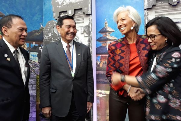 Gubernur BI Agus Martowardojo (kiri) bersama Menko Maritim Luhut B. Panjaitan (kedua kiri), Managing Director IMF Christine Lagarde (kedua kanan), dan Menteri Keuangan Sri Mulyani (kanan) di sela-sela Spring Meetings IMF-World Bank di Washington, AS./Istimewa