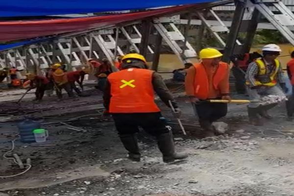  PUPR Masih Evakuasi Jembatan Cincin Lama yang Runtuh