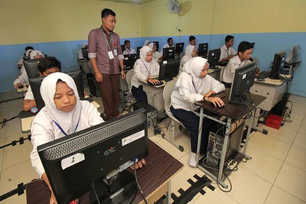  Siswa SMP di Banjarnegara Ujian Nasional di Tenda