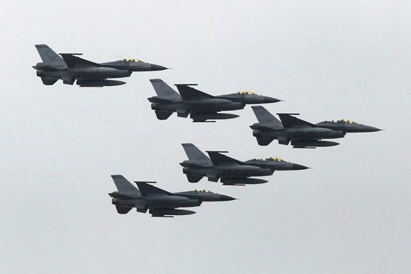  Empat Pesawat Tempur F-16 Kawal Rombongan Panglima TNI di Natuna