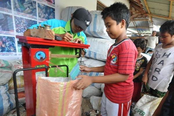  Tukar Sampah Botol Plastik dengan Isi Ulang Gopay