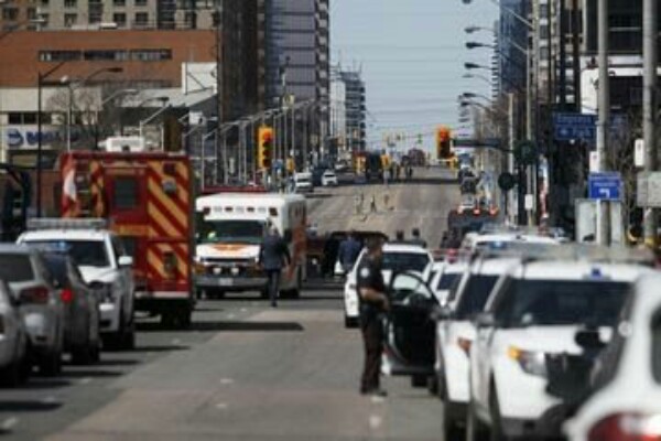  Van Putih Hantam Trotoar di Toronto. Sembilan Tewas, Pelaku Diidentifikasi Mahasiswa 