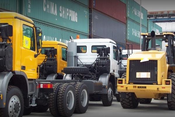  Otoritas Pelabuhan Tanjung Priok Tetapkan Standar Layanan Penarikan Peti Kemas
