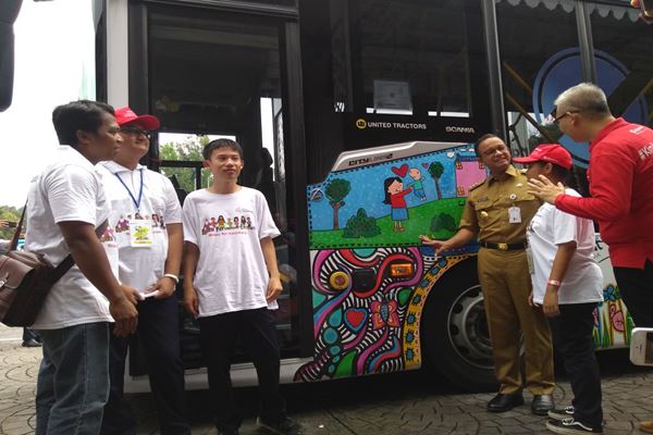  Anies Kagum dengan Lukisan Penyandang Autisme di Bus Transjakarta