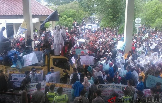  Bupati Cianjur Didemo Warganya