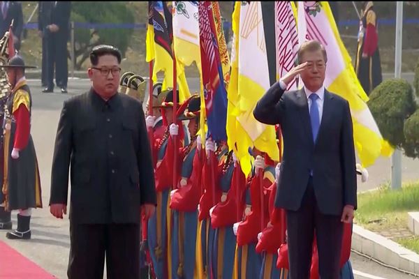  Foto-foto Pertemuan Kim Jong-un dan Presiden Korea Selatan Moon Jae-in