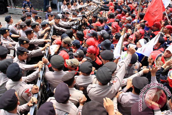  MAY DAY: 1.500 Aparat Gabungan Dikerahkan Jaga Aksi Buruh di Bandung
