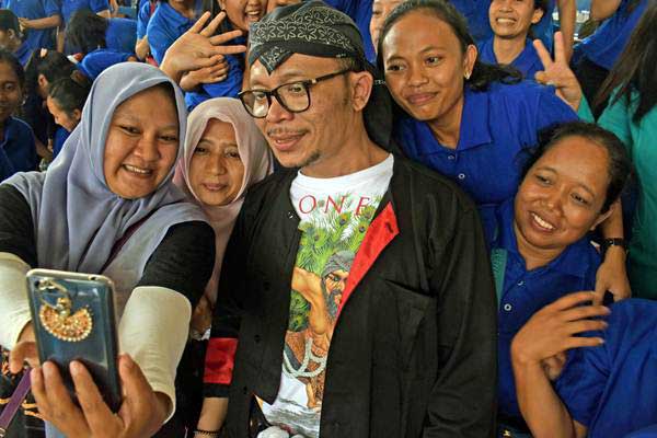  EDITORIAL : Memaknai Peringatan Hari Buruh 