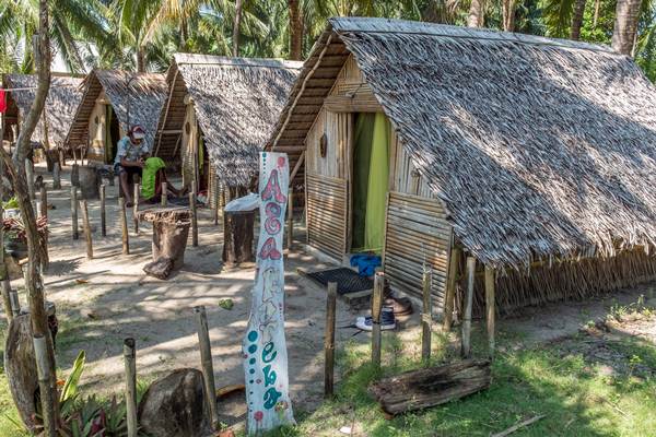  Bangunan Penginapan Ini Terbuat dari Sampah Laut