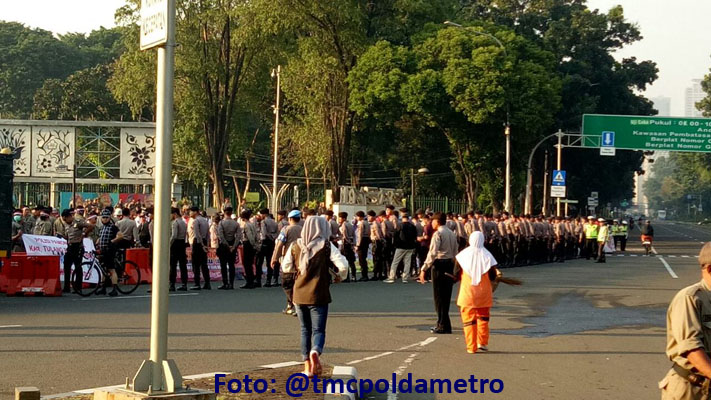  HARI BURUH: Orasi di Taman Pandang Monas Dijaga Ketat