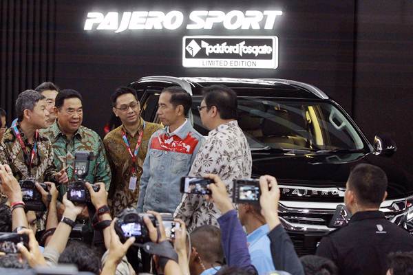 Presiden Joko Widodo (kedua kanan) didampingi Menteri Perindustrian Airlangga Hartarto (kanan), meninjau salah satu stan seusai pembukaan Indonesia International Motor Show (IIMS) 2018 di Jakarta, Kamis (19/4/2018)./JIBI-Dwi Prasetya