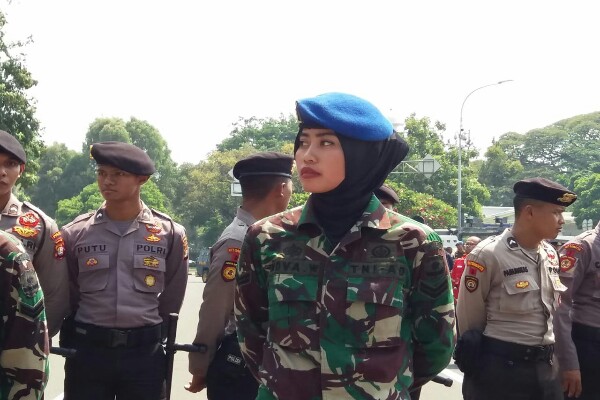  HARI BURUH: Barisan TNI Wanita Cantik Bantu Pengamanan