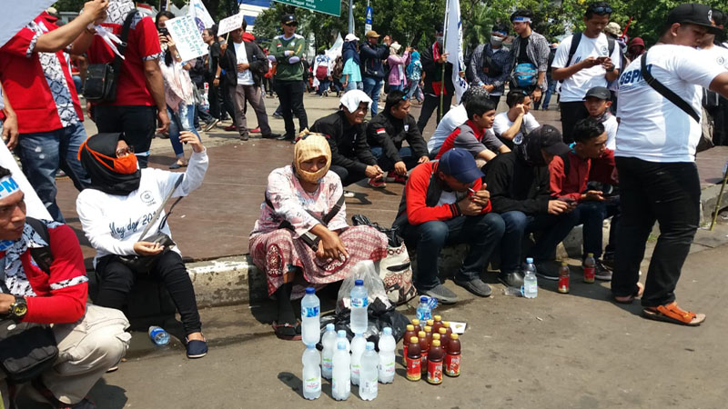  Hari Buruh: Pedagang Minuman Raup Untung Dua Kali Lipat