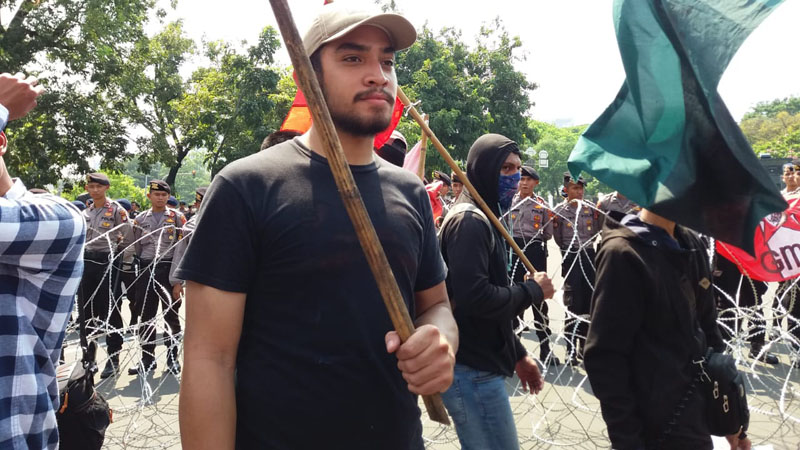  Hari Buruh: Demonstran Ganteng ini Bikin Gagal Fokus Para Cewek