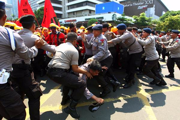  Aksi Saling Dorong Warnai Hari Buruh di Jakarta
