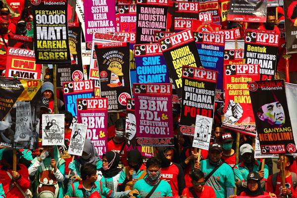 Perang Poster Tuntutan di Hari Buruh Internasional